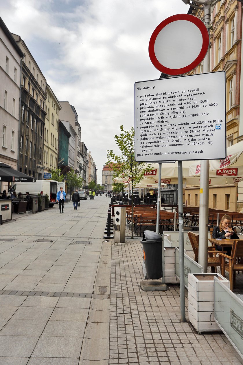 Katowice. Zepsute słupki na Mariackiej blokujące wjazd na ulicę