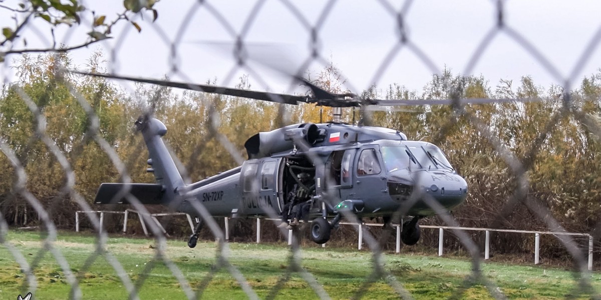 Policyjny black hawk w akcji, podczas której doszło do zniszczeń na prywatnej posesji.