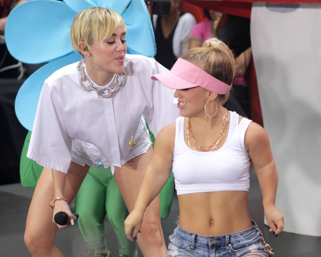 8. „Twerk” Twerking to sposób tańca, polegający na wykonywaniu szybkich ruchów biodrami i pośladkami, wywodzący się najpewniej z tańców afrykańskich i spopularyzowany w USA na początku lat 90. w kulturze hip-hopowej. W tym roku pojęcie to stało się rozpoznawalne po kontrowersyjnym występie amerykańskiej piosenkarki Miley Cyrus i sprowokowało zarówno rzesze naśladowców, jak i szyderców. Jak widać, zadomowiło się też w Polsce. Na zdj. Miley Cyrus, fot. JStone / Shutterstock.com