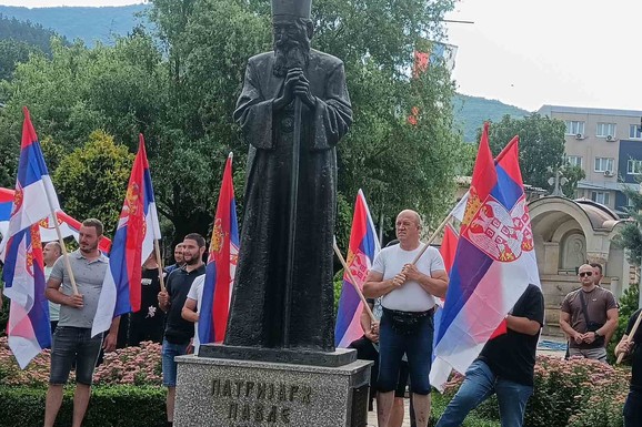 Više od 350 Srba sa Kosova krenulo put Kraljeva na skup SNS u Beogradu (SNS)