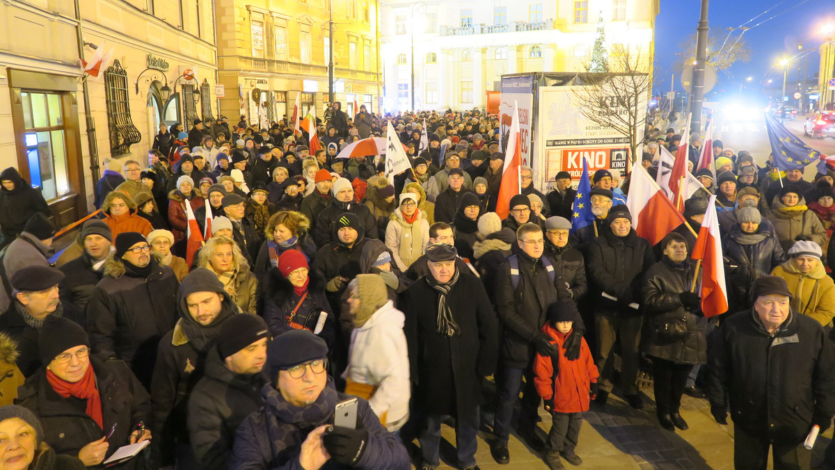 Policja skierowała do Sądu Rejonowego Lublin-Zachód wniosek o ukaranie osoby, która zagłuszała legalną demonstrację KOD z 13 grudnia 2016 r. Z głośników biura NSZZ "Solidarność" puszczono przemówienie gen. Jaruzelskiego z 13 grudnia 1981 roku.