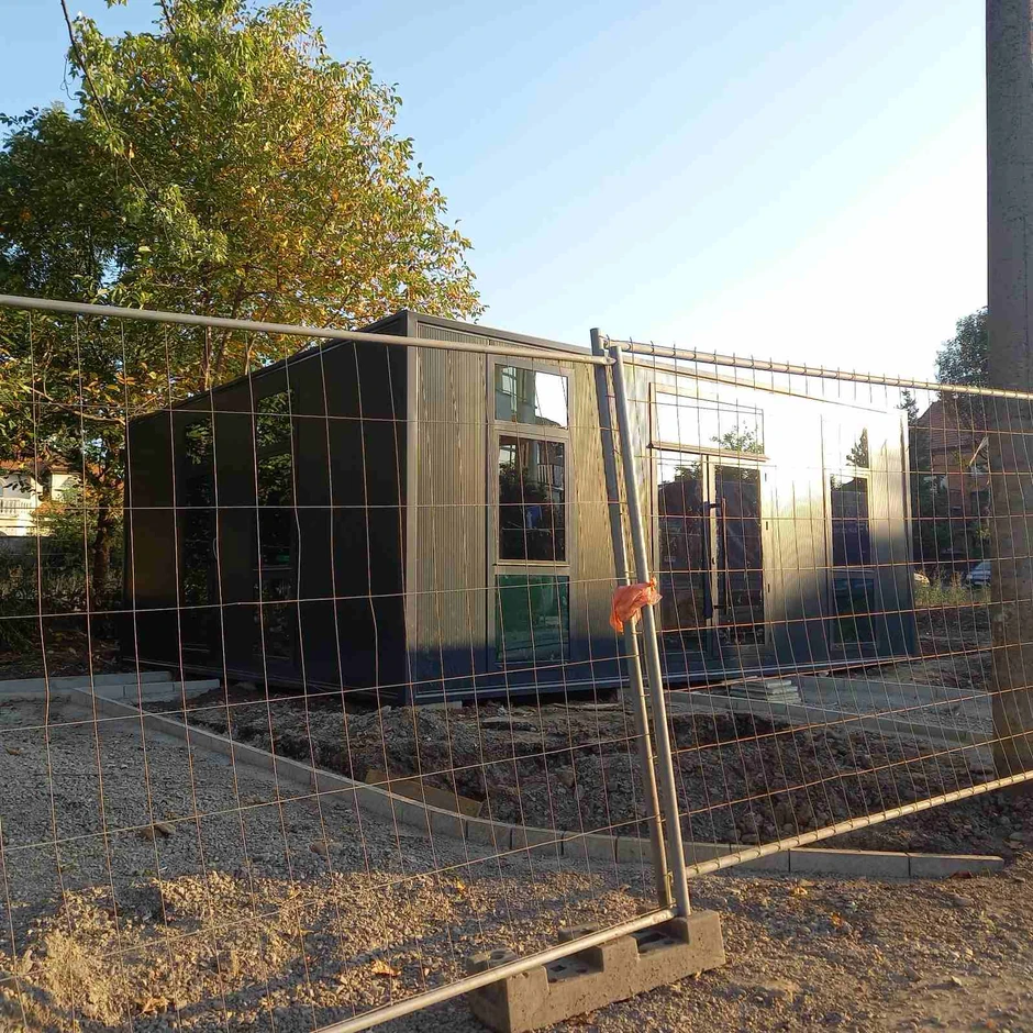 Ovih dana i pored osnovne škole u Železniku postavlja se nova komunalno-bezbednosna stanica 