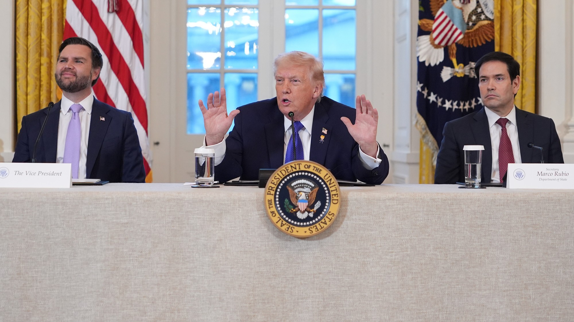 Zľava viceprezident JD Vance, prezident Donald Trump a minister zahraničných vecí Marco Rubio. 