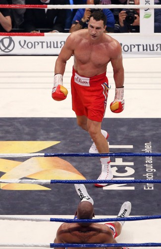 Władimir Kliczko posłał rywala na deski i obronił pas mistrza świata