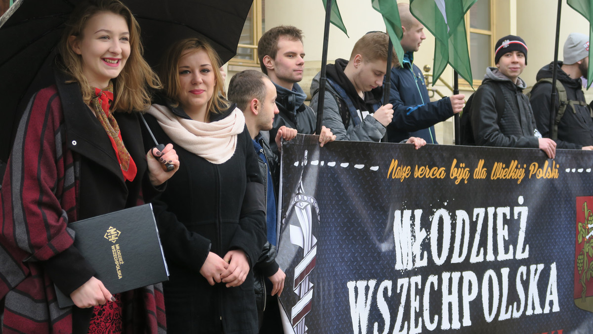Kilkanaście osób wzięło udział w antyfeministycznej pikiecie Młodzieży Wszechpolskiej i ONR pod hasłem "W imieniu dam". Uczestnicy chcieli w ten sposób zamanifestować swój sprzeciw wobec haseł głoszonych przez feministki.