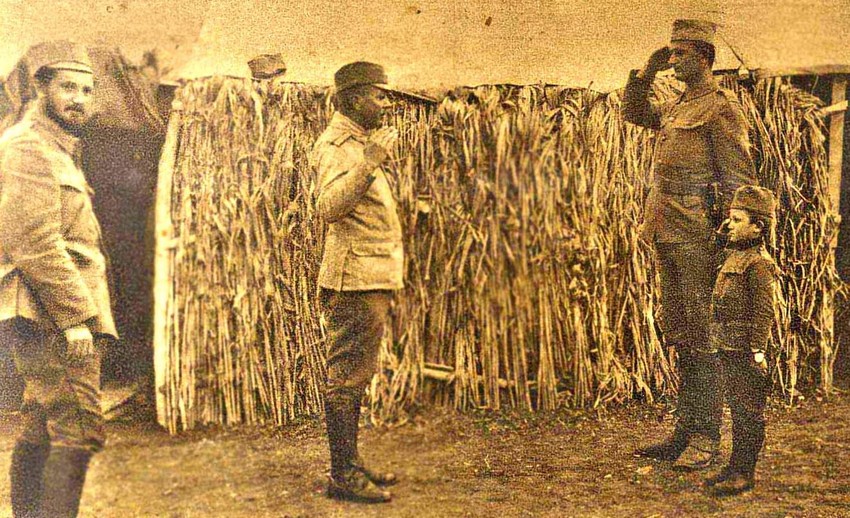 Osmogodišnji Momčilo pred nadređenim u odelu samo za njega napravljenom