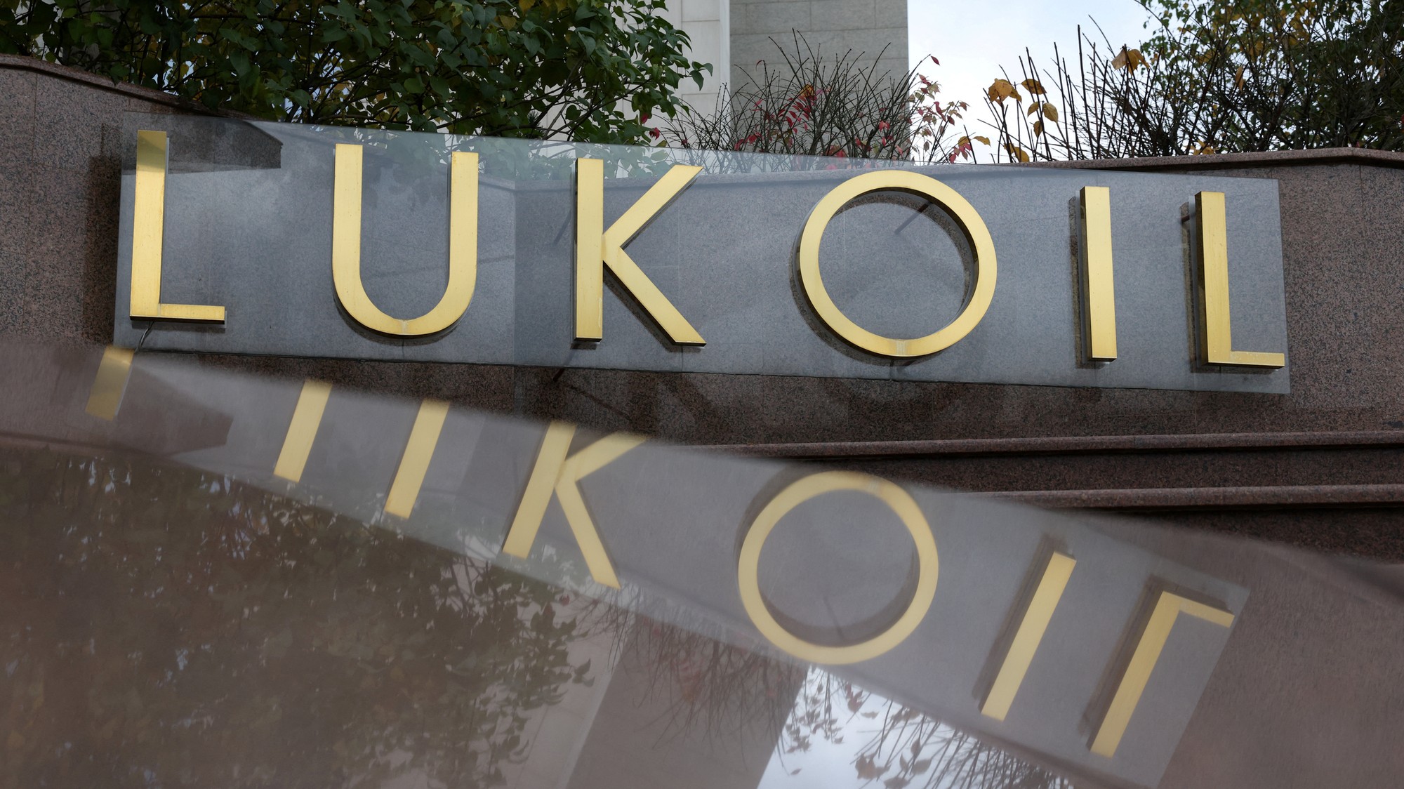 Pohľady na sídlo spoločnosti Lukoil v Moskve.