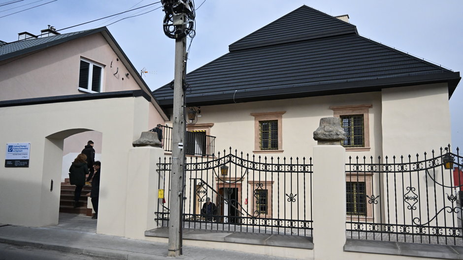 Centrum Pamięci Kultury Żydowskiej w odrestaurowanej XVII-wiecznej synagodze w Chęcinach