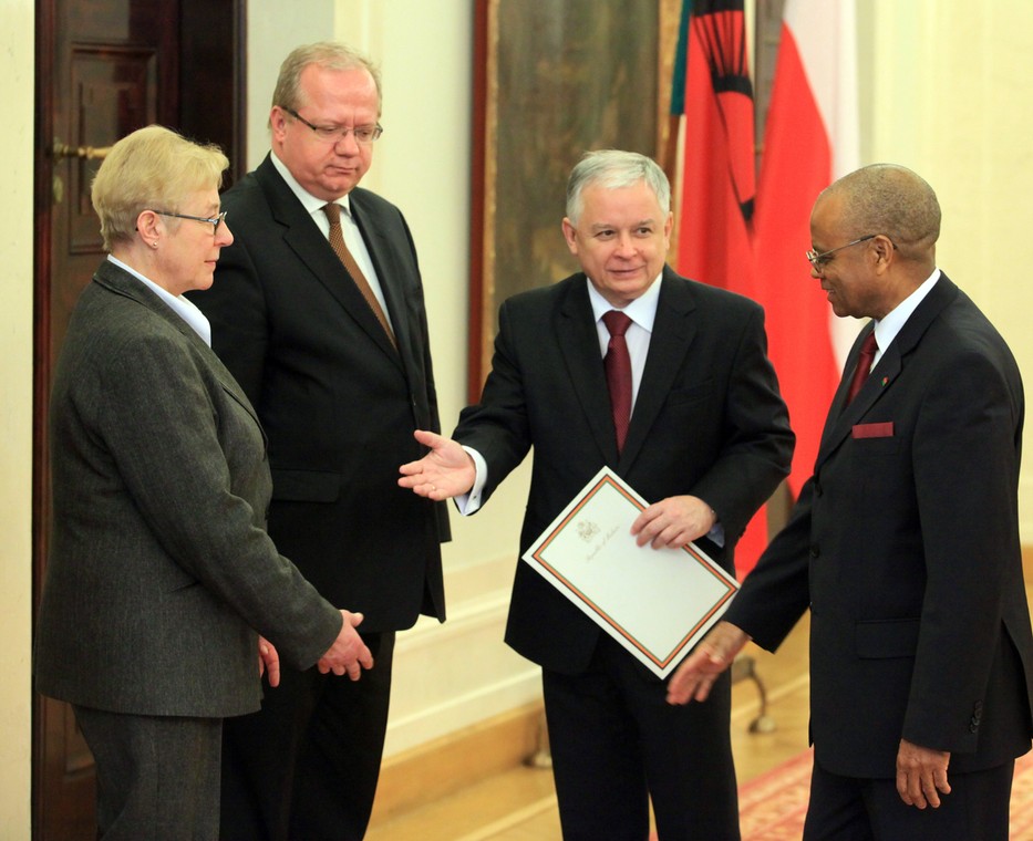 Luty 2010 roku. Andrzej Kremer w towarzystwie Lecha Kaczyńskiego, Isaaca Chikwekwere Lamba (ambasadora nadzwyczajnego Republiki Malawi) i Anny Gręziak