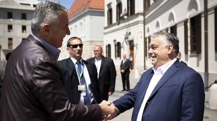 Orbán Viktor miniszterelnök (j) fogadja Milo Djukanovic montenegrói államfőt (b) a Karmelita kolostorban Fotó: MTI Miniszterelnöki Sajtóiroda-Benko Vivien Cher