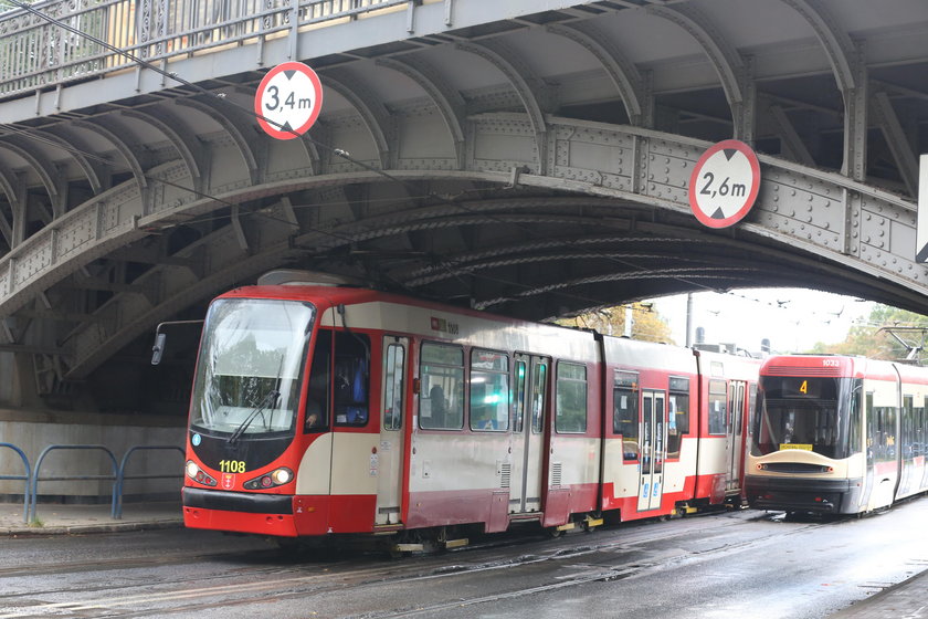 Tramwaj pod wiaduktem na al. Hallera w Gdańsku.