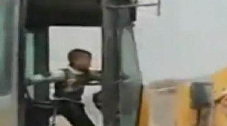 Ötéves kisfiú vezeti a munkagépet! – videó