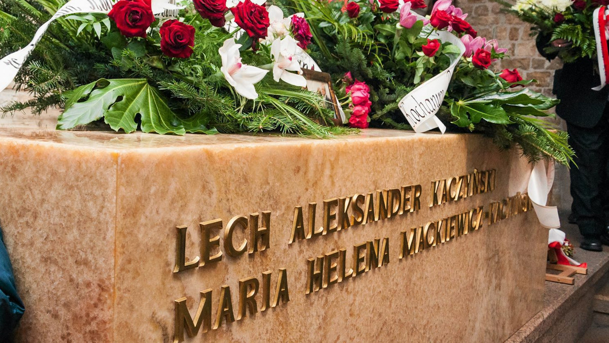 Na 14 listopada zaplanowano pierwszą ekshumację ciał ofiar katastrofy smoleńskiej. Ma zostać otwarty sarkofag pary prezydenckiej na Wawelu - informuje, powołując się na nieoficjalne źródła, RMF FM.