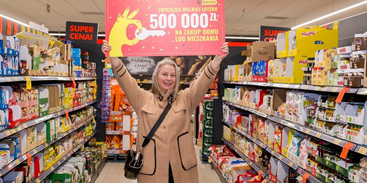 Pani Iwona Bojar z Tłuszcza wygrała 500 tysięcy zł na mieszkanie w Wielkiej Loterii Biedronki.