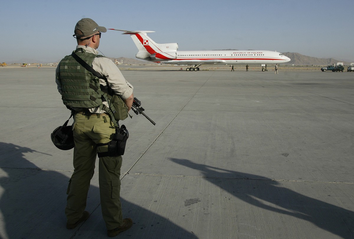 Żołnierz GROM na lotnisku w Kandaharze