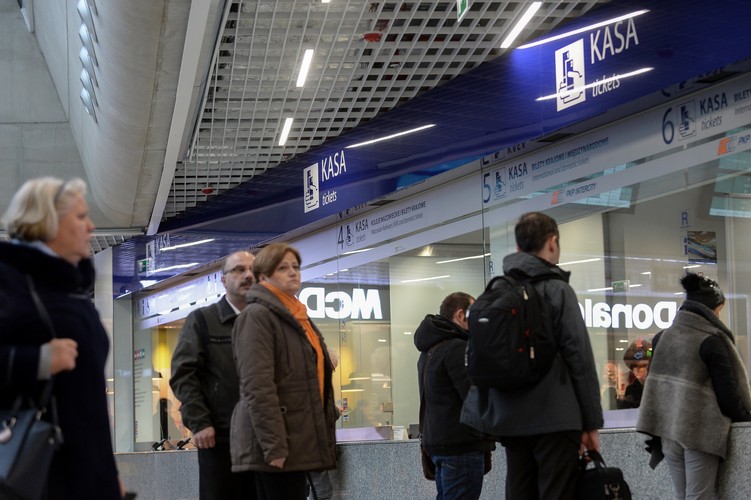 Przy wejściu przewidziano 33 miejsca parkingowe na których postój do 15 min jest bezpłatny. 

<br><br> fot. (zuz) PAP/Marcin Obara