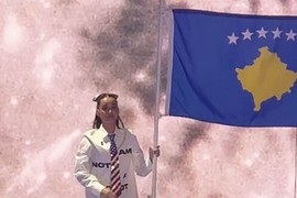 Keti Peri u Prištini iznela zastavu Kosova