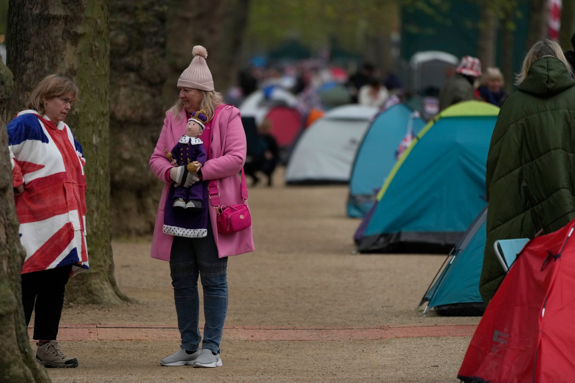 Briti počas príprav na korunováciu.