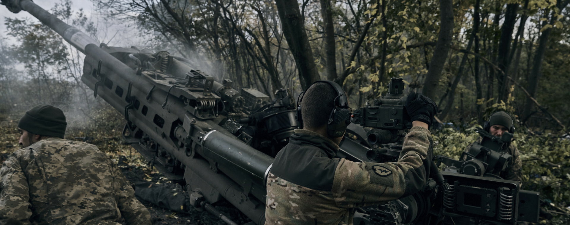 Ukraińscy żołnierze ostrzeliwują pozycje rosyjskie z dostarczonej przez USA haubicy M777 we wschodnim regionie Doniecka w Ukrainie. 