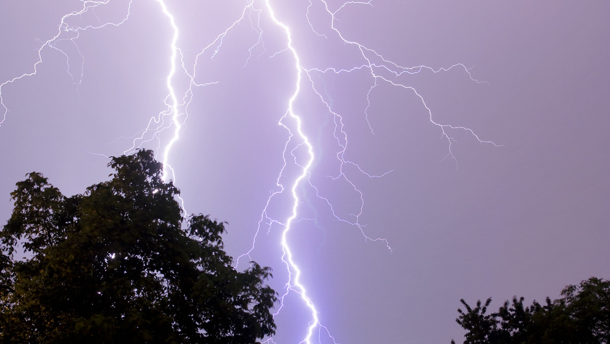 Instytut Meteorologii i Gospodarki Wodnej w Krakowie ostrzega przed burzami z gradem w regionie. Synoptycy przewidują, że takie zjawiska atmosferyczne mogą wystąpić w Krakowie i Małopolsce przez cały dzień – do 22.00.