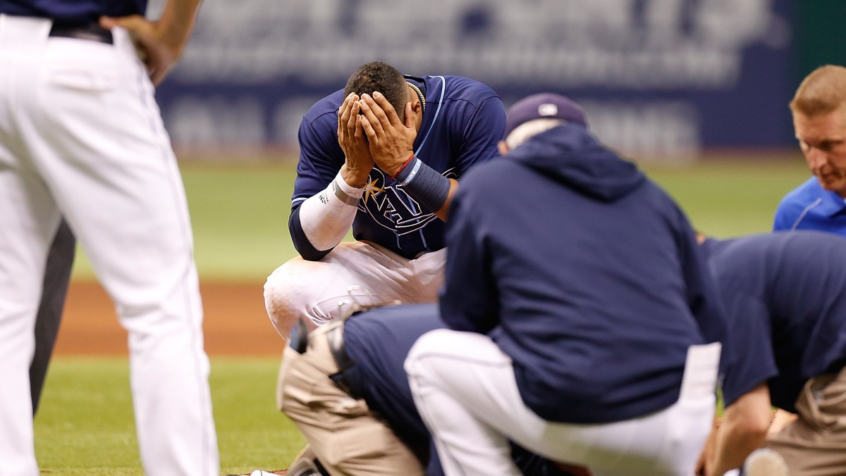 Podczas ostatniego spotkania ligi MLB pomiędzy Tampa Bay Rays i Kansas City Royals doszło do strasznie wyglądającego wypadku. Eric Hosmer z Royals wybił piłkę z ogromną siłą i trafił prosto w głowę pitchera Rays Alexa Cobba.