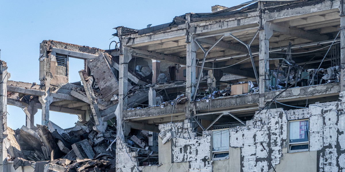 Zniszczony budynek drukarni wysadzony w powietrze przez rosyjską rakietę, 31 bm. w Charkowie. 31.07.2022 r.
