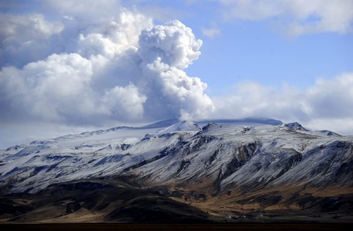 Erupcja wulkanu Eyjafjallajokull na Islandii miała poważne konsekwencje dla północnej Europy. Na Islandii pojawiła się groźba powodzi z roztopionego przez wulkan lodowca. Lotniska z Wielkiej Brytanii zostały zamknięte z powodu pyłu i chmur powstałych po w