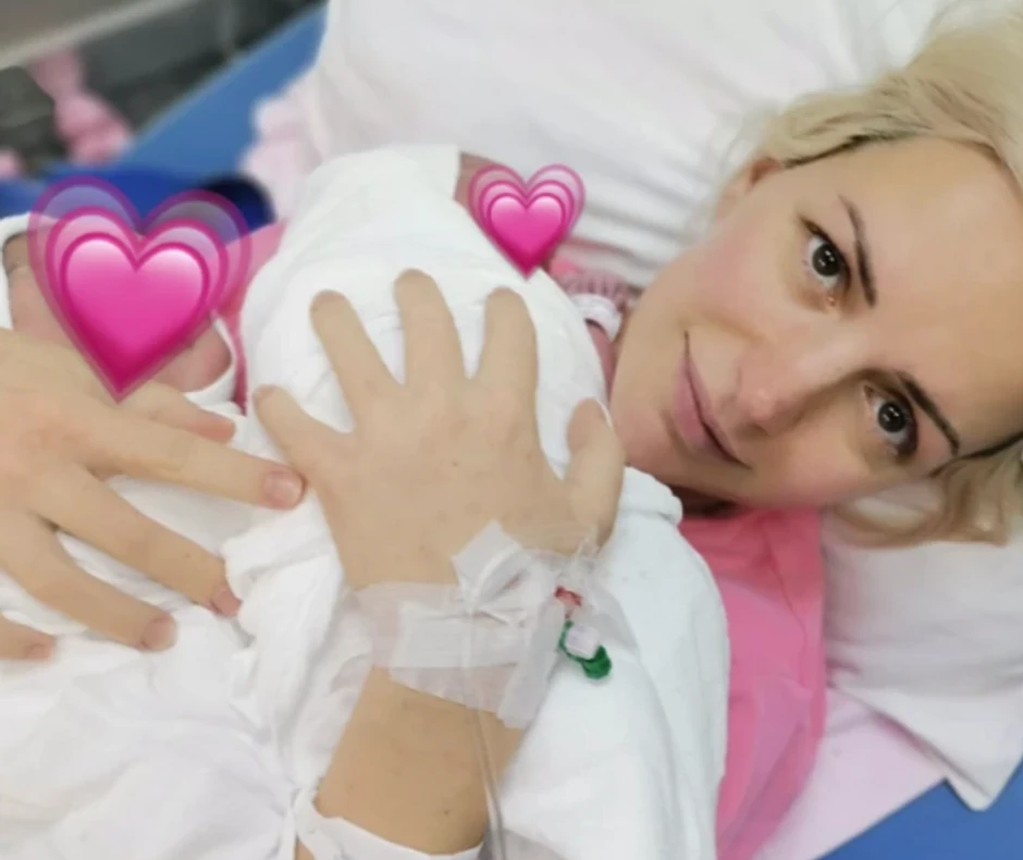 Milena Vučić sa bliznakinjama u porodilištu