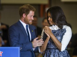 Przez tę sukienkę było jej 2 razy więcej. Michelle Obama znowu źle dobrałą kreację