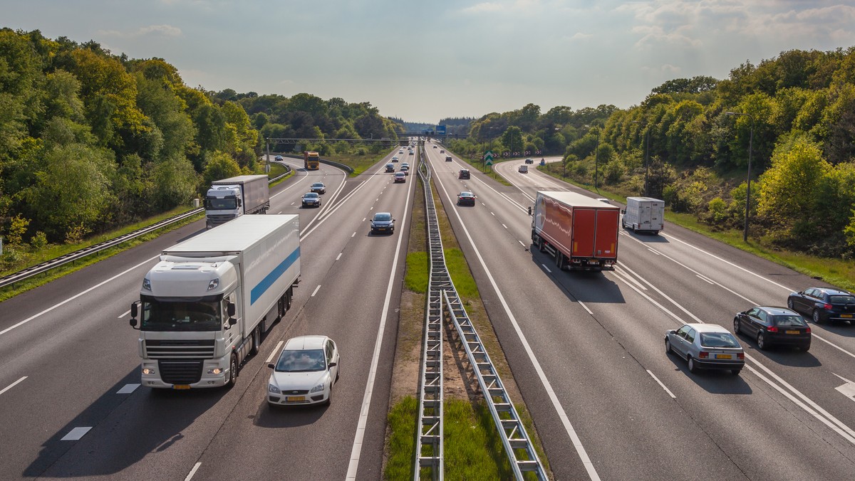 Podczas kontroli drogowej na autostradzie A1 w okolicach Wiśniowej Góry funkcjonariusze Krajowej Administracji Skarbowej odkryli ponad 5 ton nielegalnego tytoniu o wartości ponad 2 milionów złotych.