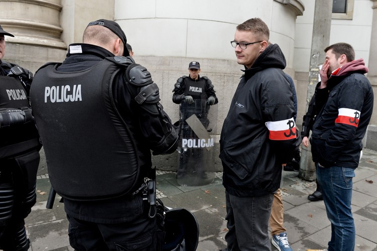 Policja kontroluje przechodniów