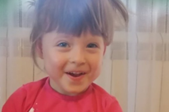(FOTO) JEDINA JE PREŽIVELA OD TROJKI, A SADA JOJ POMAŽE MALI HEROJ! Dečak u Novoj Pazovi odlučio da poda svoje "blago" kako bi mala Mila (8) pobedila u svojoj NAJVAŽNIJOJ BORBI