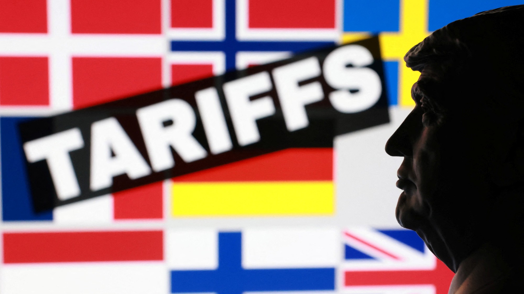 3D-tlačený miniatúrny model amerického prezidenta Donalda Trumpa a vlajky ôsmich európskych krajín, ktoré čelia americkým clám, REUTERS/Dado Ruvic