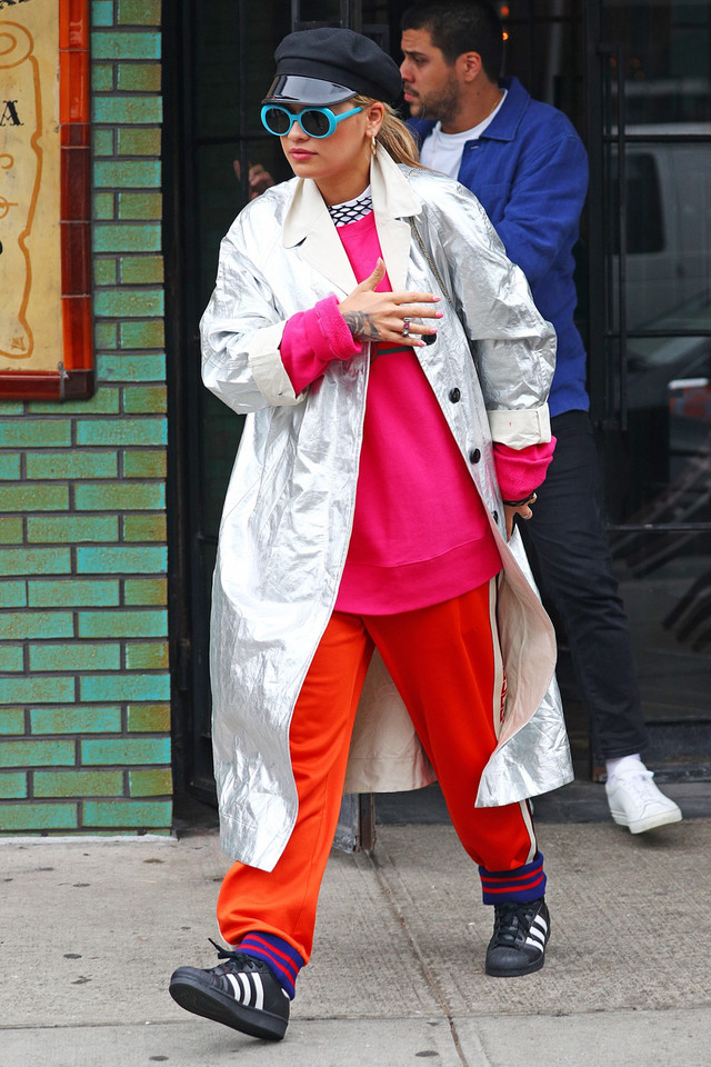 Rita Ora w neonowym stroju na ulicach Nowego Jorku