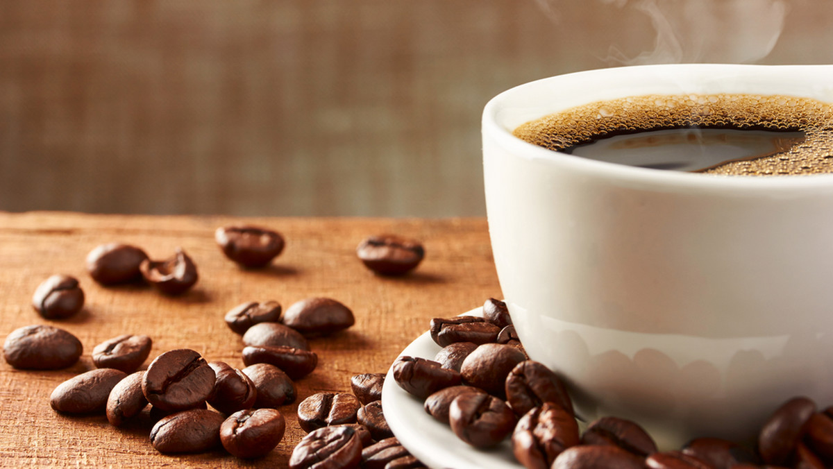 Wiele osób nie wyobraża sobie poranka bez filiżanki kawy. Ma ona wiele prozdrowotnych właściwości, a dodatkowo pomaga pozbyć się zbędnych kilogramów. Okazje się, że produkt ten można ulepszyć i sprawił, by spalał jeszcze większą ilość tkanki tłuszczowej.