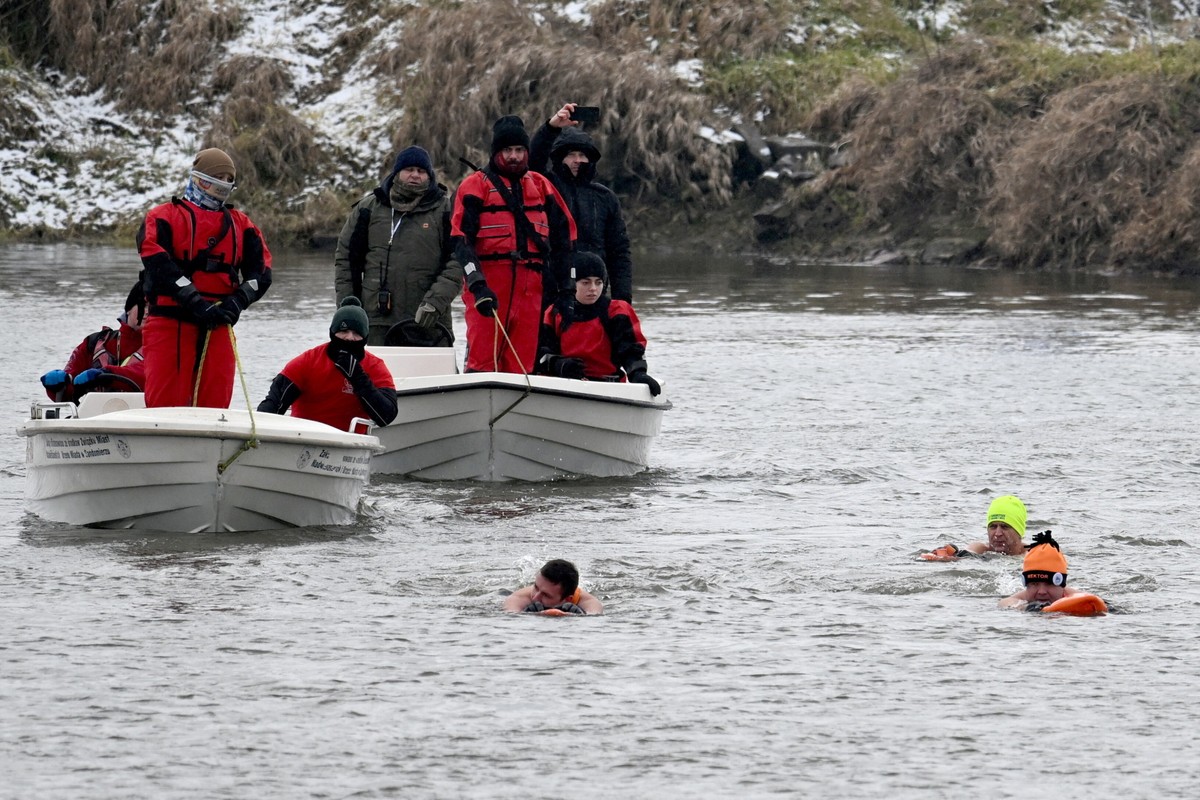 Uczestnicy VIII Zimowej Przeprawy Wisły Wpław w Sandomierzu