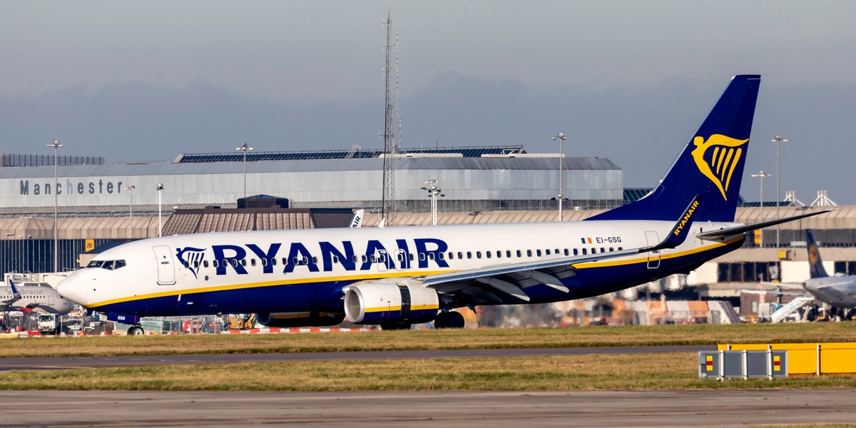 Ryanair obecnie korzysta z ponad 700 samolotów i przewozi ponad 140 mln pasażerów rocznie. Firma zaczynała od jednego samolotu 35 lat temu.