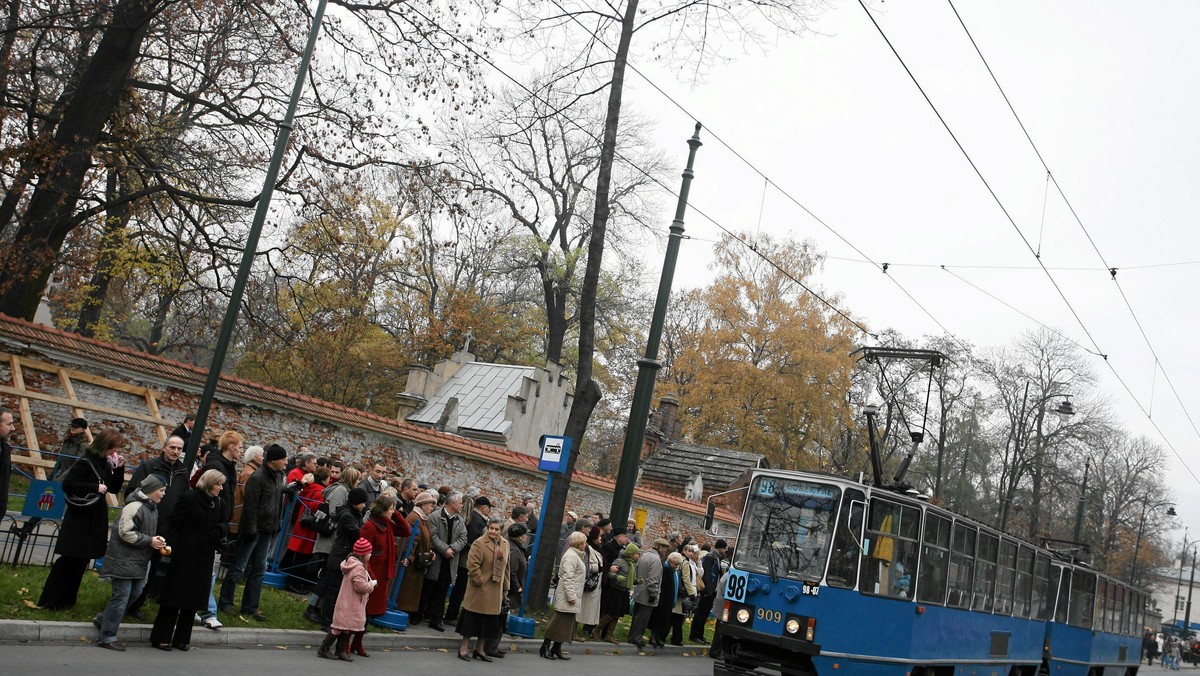 Cmentarz Rakowicki jest najbardziej znaną, choć nie najstarszą, nekropolią w Krakowie. Spoczywają tam osoby zasłużone dla Polski i Krakowa. Cmentarz, otwarty w styczniu 1803 r., zajmuje 42 ha. Jest tu ponad 75 tys. grobów.