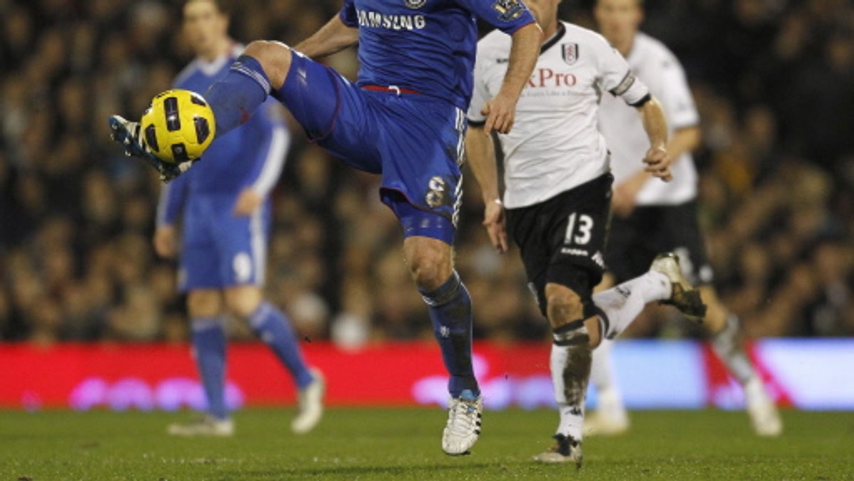 Fulham zremisowało bezbramkowo z Chelsea w derbach Londynu w 27. kolejce angielskiej Premier League. Strata The Blues do prowadzącego w tabeli Manchester United wynosi 12 punktów na 11 kolejek przed końcem sezonu.