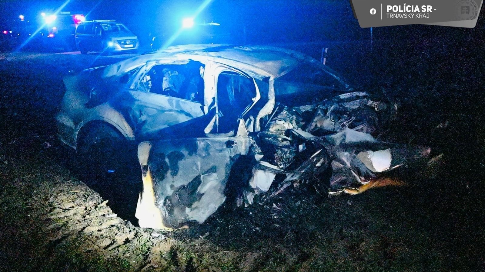 Vážna dopravná nehoda v smere na obec Vinohrady nad Váhom si vyžiadala jeden ľudský život.