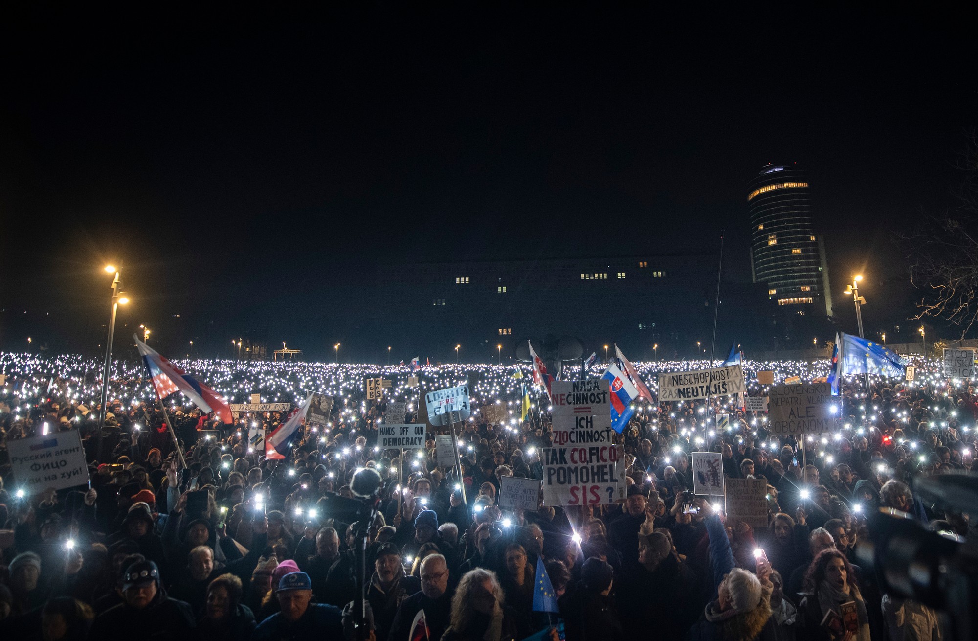 Na snímke demonštranti počas protivládneho zhromaždenia Slovensko je Európa na Námestí Slobody v Bratislave 24. januára 2025.