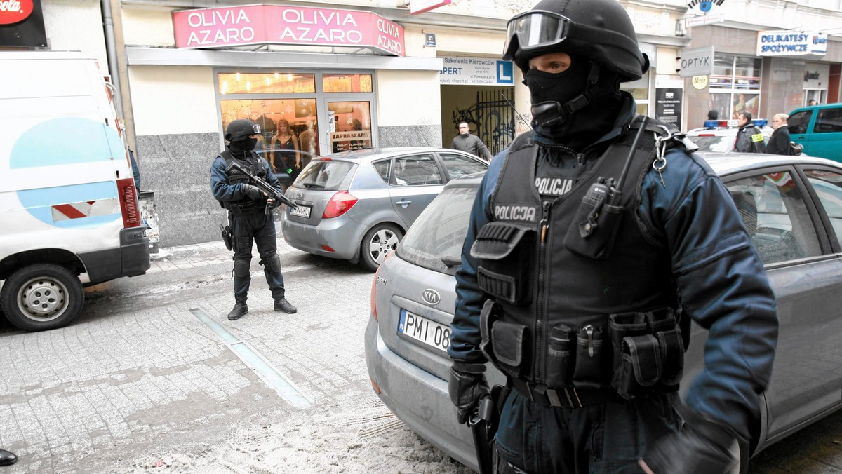 Policyjni pirotechnicy sprawdzili pozostawioną w restauracji nieopodal hotelu Marriot walizkę. Okazało się, że w środku znajdowały się... rośliny. Policja przywróciła już ruch tramwajowy i otworzyła Al. Jerozolimskie i ul. Nowogrodzką - informuje gazeta.pl.