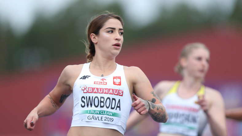 Ewa Swoboda, która w szwedzkim Gavle obroniła tytuł młodzieżowej mistrzyni Europy w biegu na 100 m, powiedziała PAP, że nie podjęła jeszcze decyzji w sprawie startu na mistrzostwach świata w Dausze. "Śmieszy mnie robienie z tego sensacji" - podkreśliła.