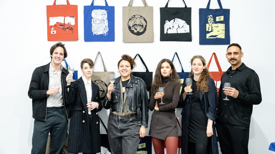 Dizájntáskák egy kis csavarral-Roma varrónők és kortárs művészek közös alkotásai