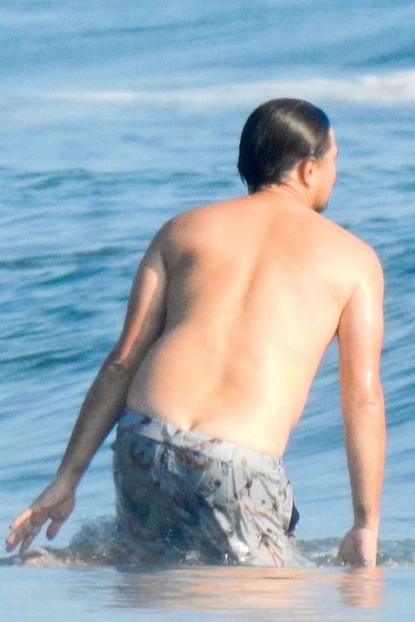 DiCaprio wylegiwał się na plaży z kumplami.