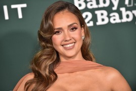 "Zašto LEPE žene rađaju RUŽNE ĆERKE?", naslednicu DŽESIKE ALBE sramno blate da nije ni nalik savršenoj majci: Sav teret deteta poznate lepotice i još dugo će ih upoređivati