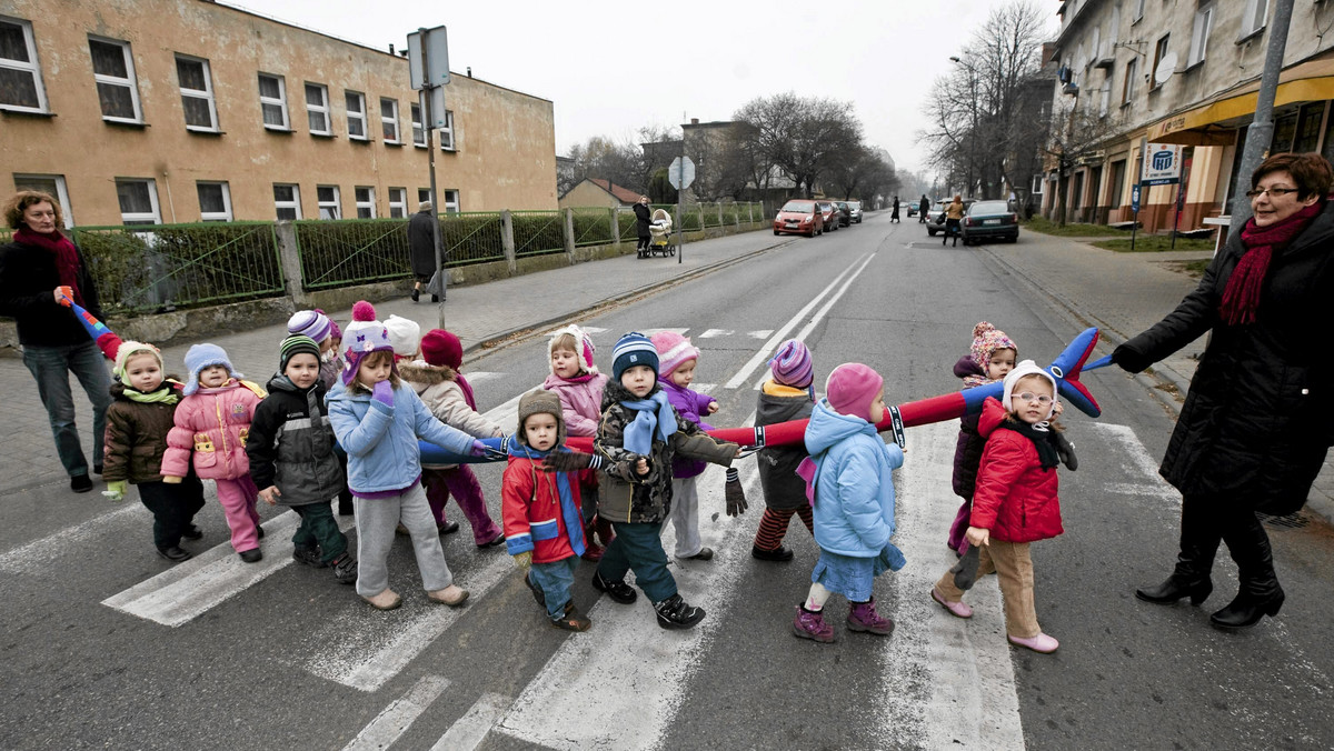 Podczas spaceru nauczycielka przedszkola w Koninie nie zauważyła, że dwoje 5-letnich dzieci odłączyło się od grupy. Maluchom nic się nie stało, ale sprawa trafiła na policję.