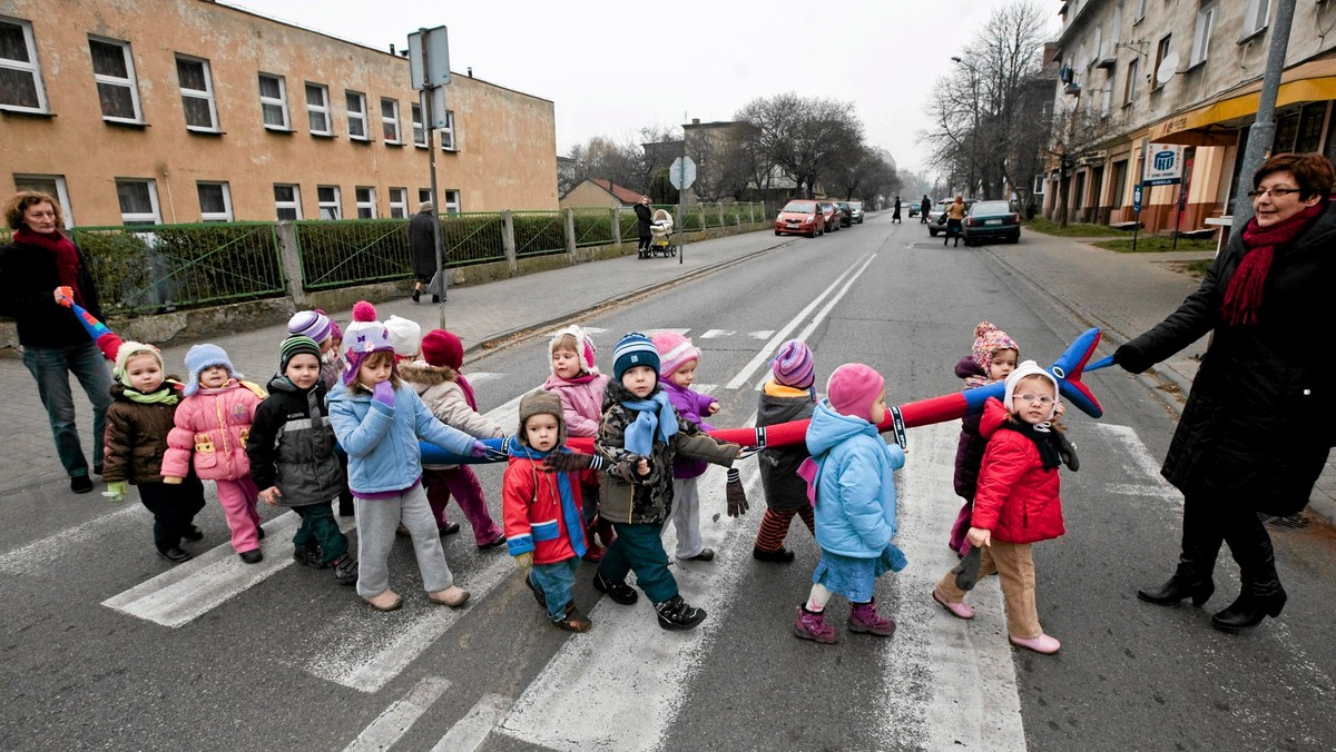 Podczas spaceru nauczycielka przedszkola w Koninie nie zauważyła, że dwoje 5-letnich dzieci odłączyło się od grupy. Maluchom nic się nie stało, ale sprawa trafiła na policję.