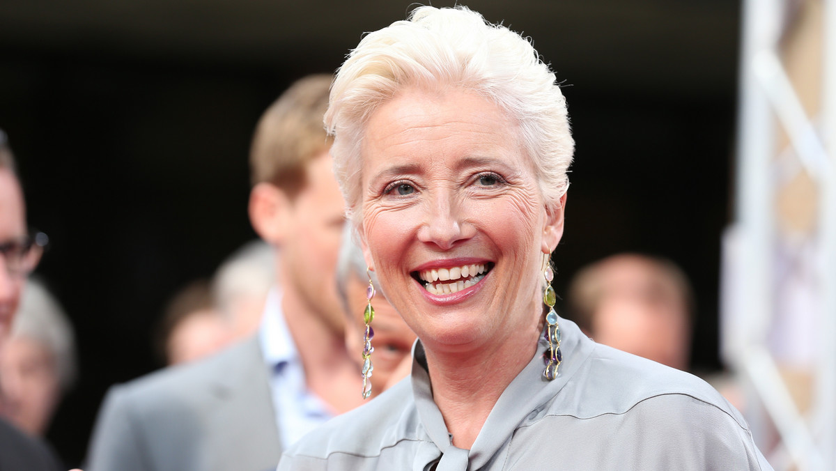 Emma Thompson to jedna z najlepszych brytyjskich aktorek, stawiana na równi z Judi Dench, Julie Christie czy Kate Winslet. Od niedawna może się szczycić tytułem Damy nadanym przez królową Elżbietę II. Ma na koncie dwa Oscary, dwa Złote Globy i trzy nagrody BAFTA. Przechodziła w życiu najróżniejsze etapy, po rozstaniu z pierwszym mężem zmagała się nawet z ciężką depresją, ale obecnie czuje się bardzo, bardzo szczęśliwa. W ogóle nie przejmuje się sześćdziesiątką na karku. Wręcz przeciwnie, uważa, że czekają ją fantastyczne lata.