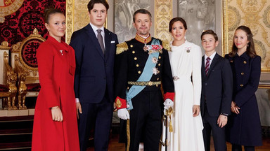 Pierwsze oficjalne portrety duńskiej rodziny królewskiej. Wszyscy patrzą na... księcia Christiana